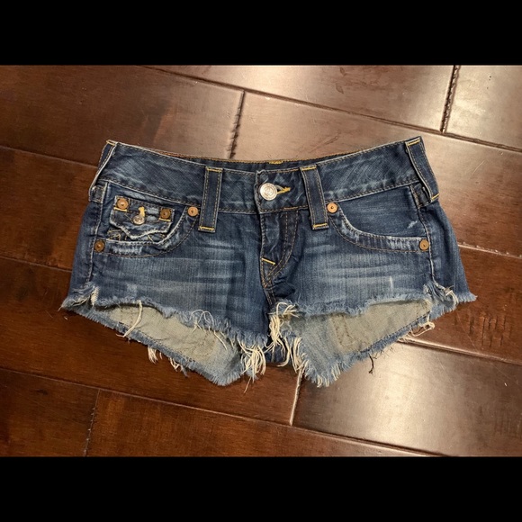 True Religion Joey Cutoff Short - Picture 2 of 3